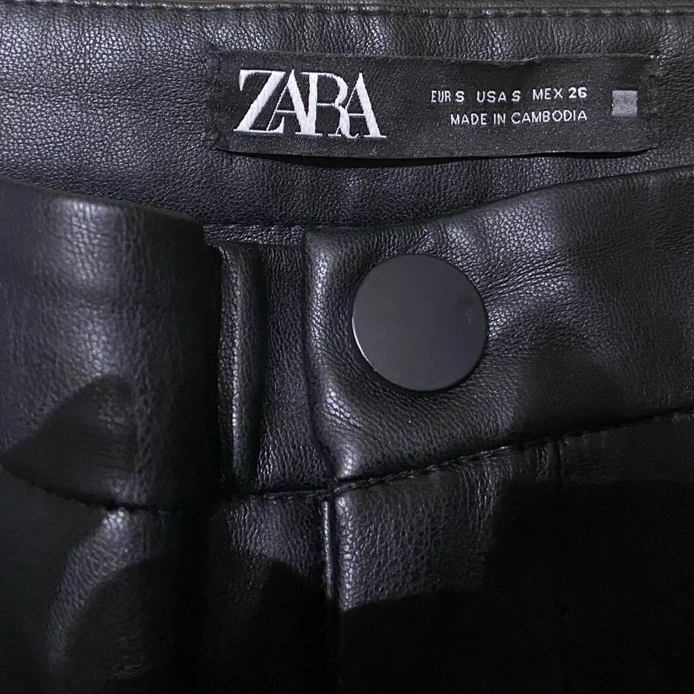 ZARA NEW Faux Leather  BLACK skinny pant with ankle slit - Perfect condition New